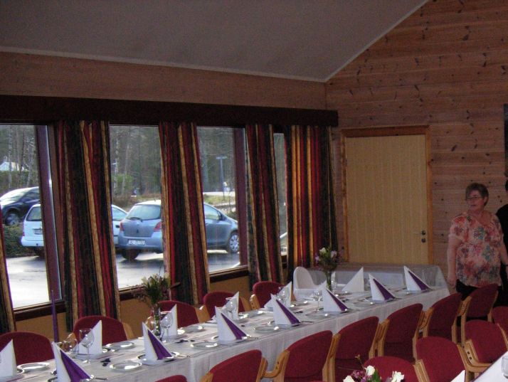 Storsalen dekka til fest